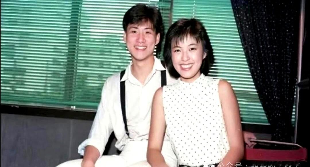 1986年，张学友第一次当电影男主角，戏拍到一半，他盯着罗美薇出了神。

杀青那天，剧组散了。戏里两个人没走到一起，戏外他攥着她的手没松开。

后来娱乐圈的风浪来了又走。有人红透半边天，有人被忘得干干净净。他们俩没什么惊天动地的誓言，就是吵过、等过、没散过。

四十年。戏里欠的那个结局，他在生活里还