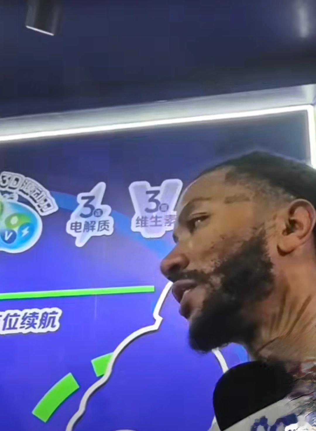 8月15日，NBA史上最年轻常规赛MVP德里克·罗斯现身上海浦东球场，开启中国行球场活动。
 
罗斯与国内篮球爱好者同台切磋，街球达人刘守元、74岁“上海罗斯”刘大爷到场参与互动，现场氛围热烈。罗斯表示，正是中国球迷长久的热爱，促成了本次中国之行。
 
回顾自己多次伤病复出的经历，罗斯分享身体管理 ​