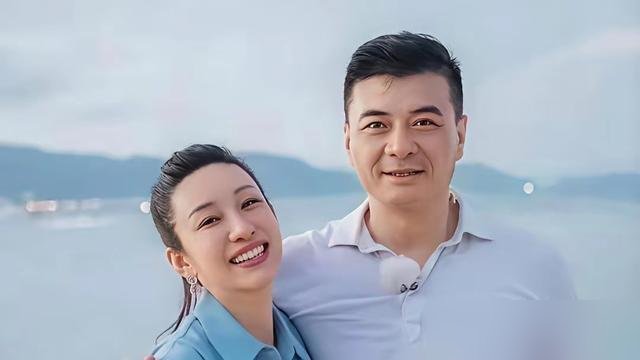 陈建斌当众调侃王新军长相，秦海璐一句怼回去：我男人我看着顺眼就行。
拍戏没档期，王新军亲自跑剧组给她请假。回家多晚都等，装修全包，连她洗完澡堵下水道的头发都是他清。秦海璐自曝，当初是她主动追的人家。
她跟李厚霖那段闪婚闪离，闹得满城风雨。如今找王新军，图什么？图踏实。
日子是过给自己的，不是过