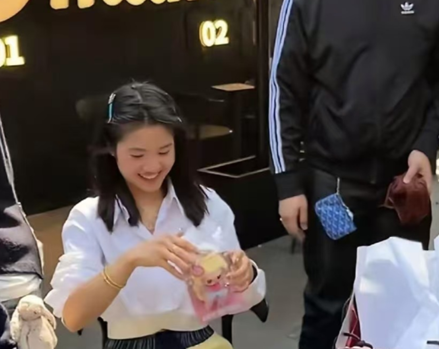 500万的库里南说是给李勒优练手用的，车钥匙怕是连方向盘都没让她摸过。崔晋从日本回来，晋妈金银首饰收了一堆，李勒优就捞着几个夹娃娃机里抓的破玩偶。这区别对待，连装都懒得装了。
那辆库里南，是崔晋27岁生日的礼物。
2026年生日，晋妈直接送了一辆库里南，市价500万起步。与此同时，李勒优考完驾照拿到