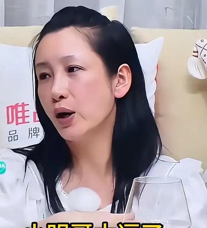 黄晓明在片场啃两截水煮玉米加几片白菜，旁边的秦海璐当场看崩溃了：要是当演员得这么活，我宁可回家歇着没戏拍。
这话真的撕开了圈里最扭曲的一面。
为了上镜那点骨感美，一大堆人恨不得把卡路里精确到个位数，常年不见一滴油星。之前黄晓明为了角色猛减几十斤，整个人饿得发飘、心脏难受，连吃片西瓜都要做半天心理