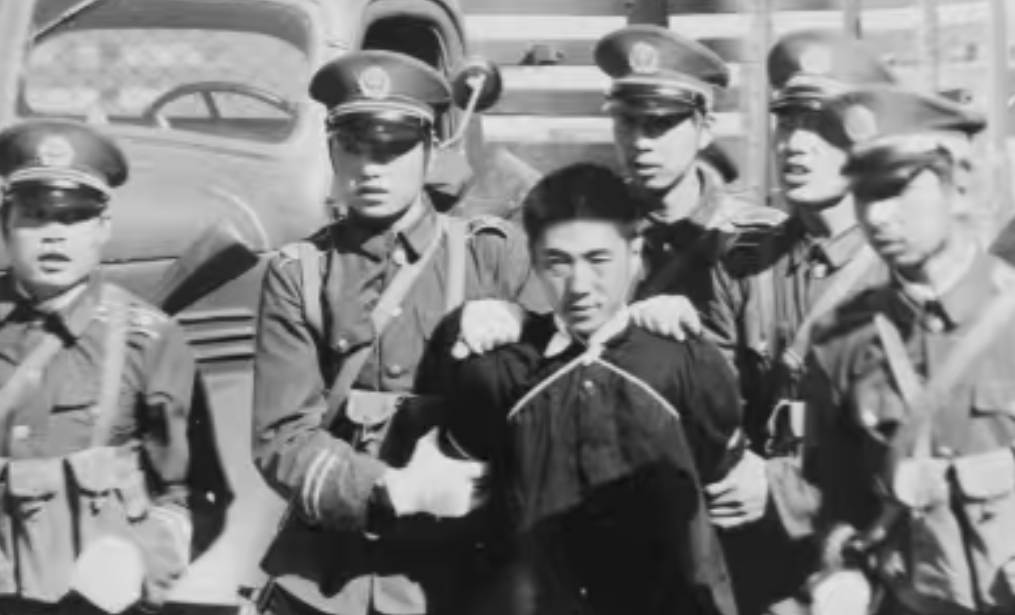 1979年，青海，一个17岁少年被连捅14刀，凶手当众叫嚣：“我爸是干部，我肯定没事。”凶手父亲上下打点，从死刑变无期，还在监狱里当上狱医，过得比外面还舒坦。被害人家属倾家荡产，上访六年，被人威胁：“就算告到中央也没用。”他就是杨小民。

主要信源：（文摘报——故意杀人重罪轻判群众强烈不满）

19