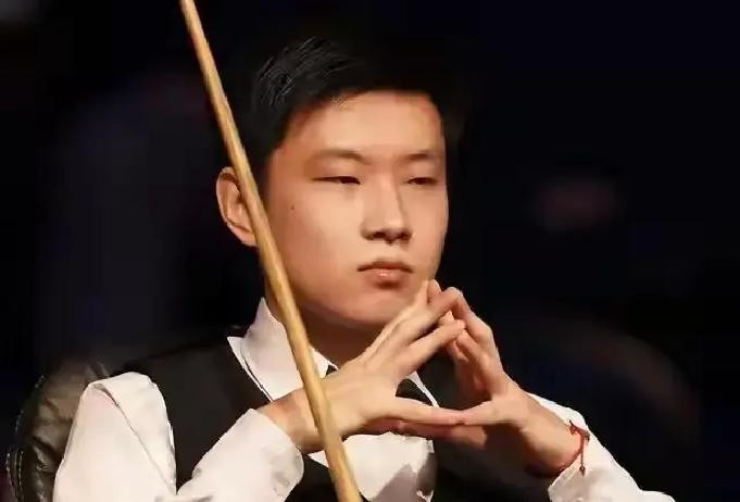 赵心童2026年8月27日坐上斯诺克世界第一，积分是特鲁姆普57.6万英镑到期清零让出来的。他登顶12天后，就在英格兰公开赛首轮2比4输给排名第52位的莱恩斯。10月5日新排名公布，他还是世界第一，积分纹丝不动。
一本账本掀翻104周第一
2026年8月27日，武汉公开赛1/4决赛，赵心童5比1赢下