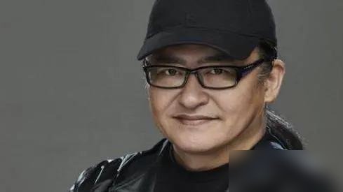 宋柯说，朴树最难的时候，刘欢借了他近百万，十几年没催过。
九十年代末，麦田刚签下朴树，账上没钱了。刘欢那会儿跟朴树谈不上多深的交情，就是觉得这小孩有才，不能折在钱上。钱打过来，连张借条都没提。
后来朴树火了，刘欢也没拿这事说过一个字。宋柯不提，圈里没人知道。
人走了才明白，有些人的体面，是刻在