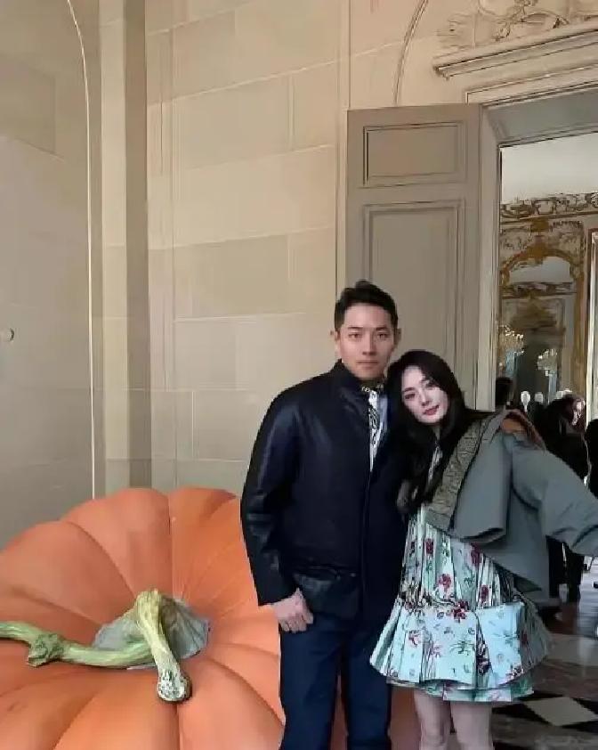 杨幂在时装周跟男性友人靠肩合个照，网上居然又开始操心刘恺威的心情了。
真让人哭笑不得。
合影里那位高个帅哥，其实是时尚大刊《嘉人》的高层孙赛赛，两人私底下本来就是打交道多年的老熟人，出席公开活动拍张照，再正常不过的工作社交，愣是让一群脑洞大开的人编成了大戏。
说白了，还是有些人改不掉爱看“前任