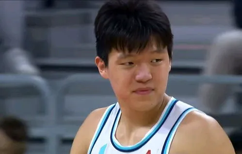 杨瀚森在CBA打了两年，场均15分10个篮板。现在在NBA打了43场常...