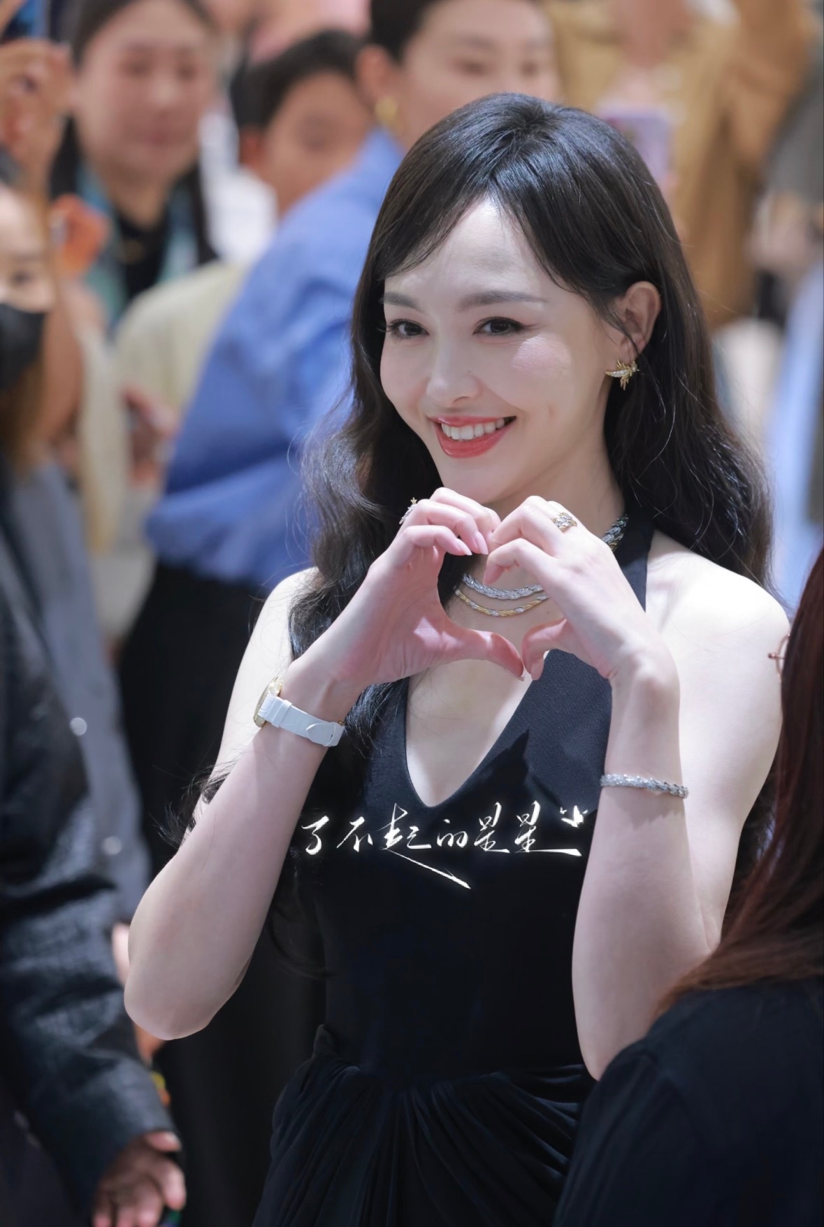 #唐嫣青岛# omg 快来感受一下唐嫣青岛蒂芙尼线下活动的绝美生图 每一张都是状态top 超级好完全高贵的黑天鹅唐嫣姐姐[爱慕][爱慕][爱慕] ​