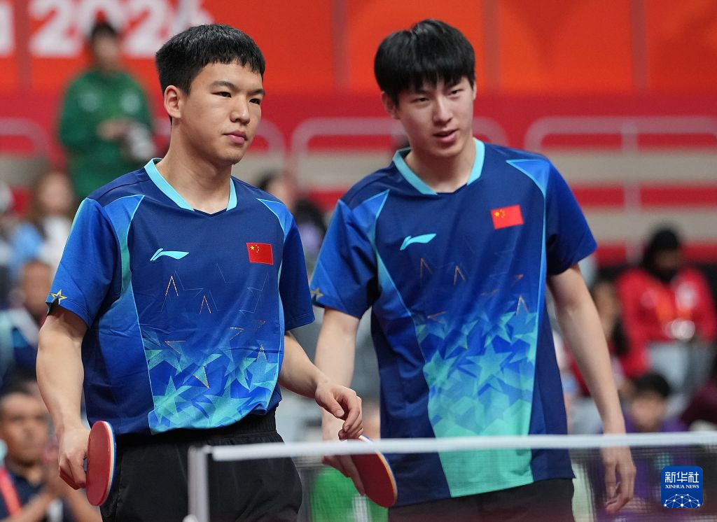 中日对决！林诗栋/黄友政闯进男双决赛，迎战张本智和/篠塚大登
 
名古屋亚运会乒乓球男双半决赛上演精彩对决，国乒小将林诗栋、黄友政携手出战，以4-1击败日本的松岛辉空/户上隼辅，成功闯入男双决赛。另一场半决赛，张本智和与篠塚大登苦战拿下胜利，决赛上演重磅中日对抗。
 
决赛北京时间9月27日18:0