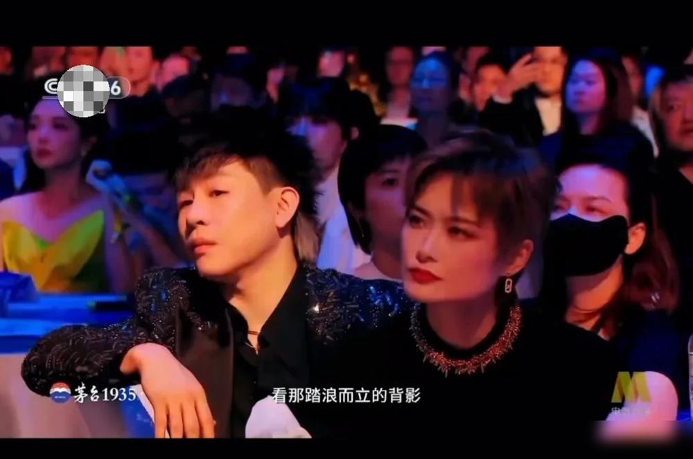 胡彦斌和李宇春台下这一幕，直接把网友看乐了。俩人都绷着脸，眼神直勾勾盯着舞台，表情严肃得不像来听歌，像来收购晚会的。有人截图配文：这俩是不是在盘算什么时候上去抢麦？
镜头扫过去，一个比一个凝重，不知道的还以为舞台欠他们钱。结果胡彦斌转头就上台全开麦唱了《月光》，稳得一批。台下的冷脸不是不满，是音乐
