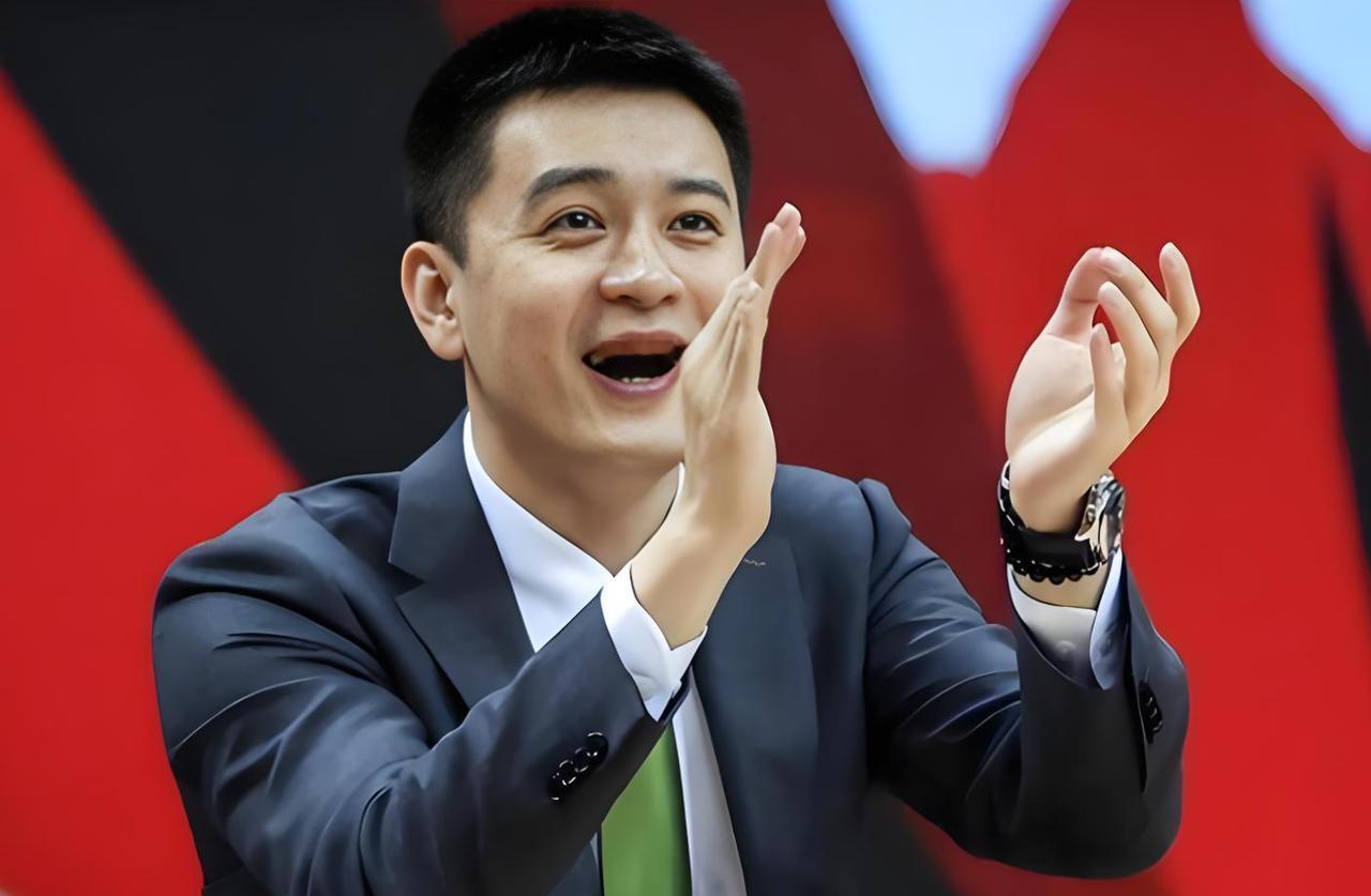 两连冠的奖杯还没捂热，杨鸣却选择从辽宁男篮主教练的宝座上“逃离”。 在...