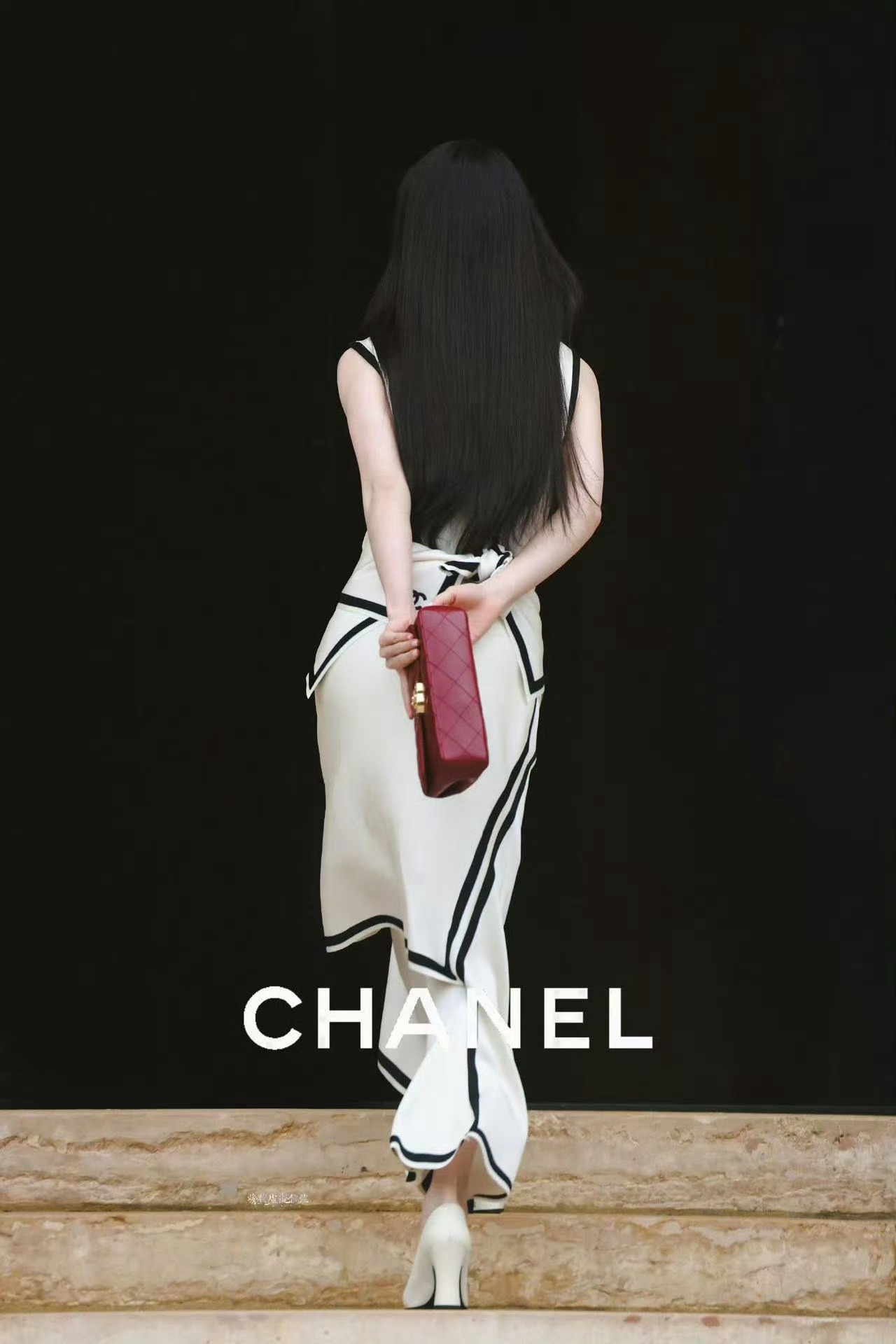 单依纯解锁首本五大女刊封面，五大二小已解锁2刊。手握 CHANEL、COACH、维密、PUMA等多个奢牌、大牌商务，受CHANEL邀请出席巴黎时装周、高定时装周，受维密邀请出席品牌一年一度备受瞩目的大秀头排，COACH 输送了不断刷脸的全球广告，上身50套高定，入选BOF500……
单姐不光音乐领域持续精彩，时尚赛道 ​