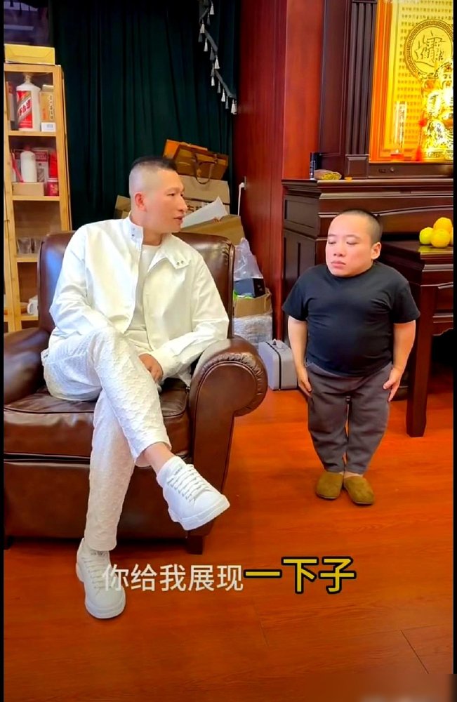 忍了三个月，吴迪终于把话挑明了，直接点名狗磊，一句“蹭流量别带上我家人”，直播间当场炸锅。
这三个月，狗磊基本住在热搜上，骂吴迪成了固定节目。一边骂，一边挂小黄车，流量吃得满嘴流油。吴迪一直没吭声，外界都说他怂了，甚至传他直播落泪。
直到昨天，吴迪正面回怼：不回应是给你留体面，不是我怕你。话说得