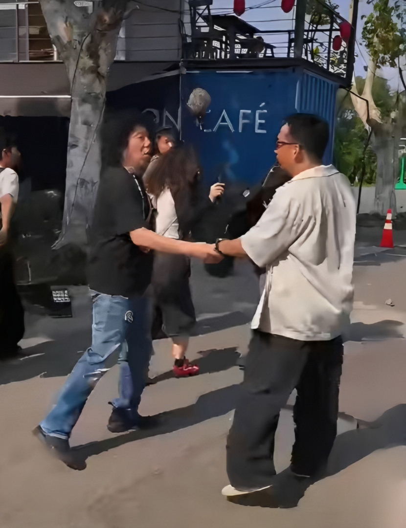 黄磊和孟京辉现身乌镇戏剧节，两人街头牵手，蹦蹦跳跳，好似两个老顽童，边走边唱，还一起合抱大树，童趣满满，松弛又欢乐的氛围感扑面而来！