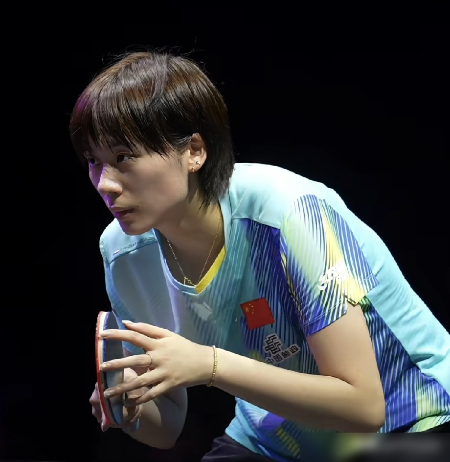 孙颖莎、王曼昱坐板凳，国乒女团照样3比0横扫尼泊尔。
9月20日亚运首场，教练组直接换血，蒯曼、陈熠、范姝涵三个亚运新兵蛋子全上。陈熠当一单，第一局就轰出11比1，对面尼泊尔选手手都没热就下场了。剩下两局11比6、11比5，跟训练赛似的。
马琳赛前把话说透了：日本女队主场疯狗一样咬人，莎莎伤刚好