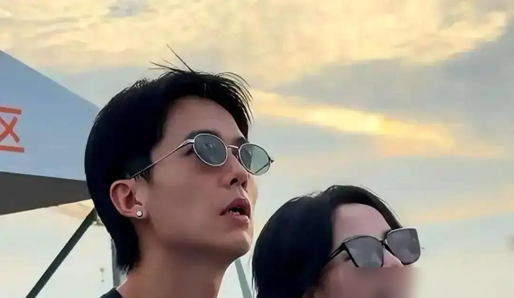 李亚鹏背了十年偏心骂名，居然是被冤枉的？
这事最早是2013年李亚鹏上央视节目，自己说带窦靖童坐经济舱，初衷是让孩子感受普通人的生活。
传着传着就变了味，硬生生加了区别对待继女和亲女儿的戏码，一骂就是十年。
直到最近翻出细节才弄清：李嫣腿有旧伤需要更大空间，窦靖童是自己嫌头等舱闷，主动选的经济