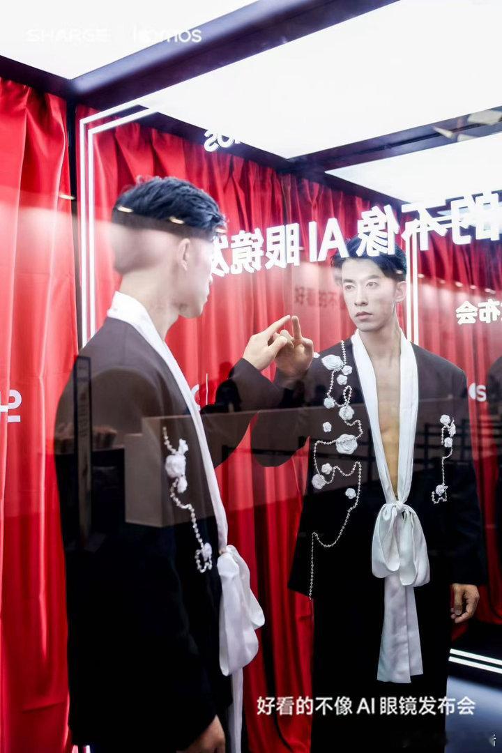 8月18日，闪极loomos L1于武汉东西湖区正式发布。历时两年半研发、亿元投入，这款新品以自主技术打破行业痛点。面对上代产品不足，闪极选择叫停生产，为用户全额退款并提供返现补贴，坚守产品理想主义。硬件搭载高通+恒玄双芯片异构方案，AI记忆工况功耗下降38%；航空级钛合金搭配天然醋酸纤维，前框仅 ​