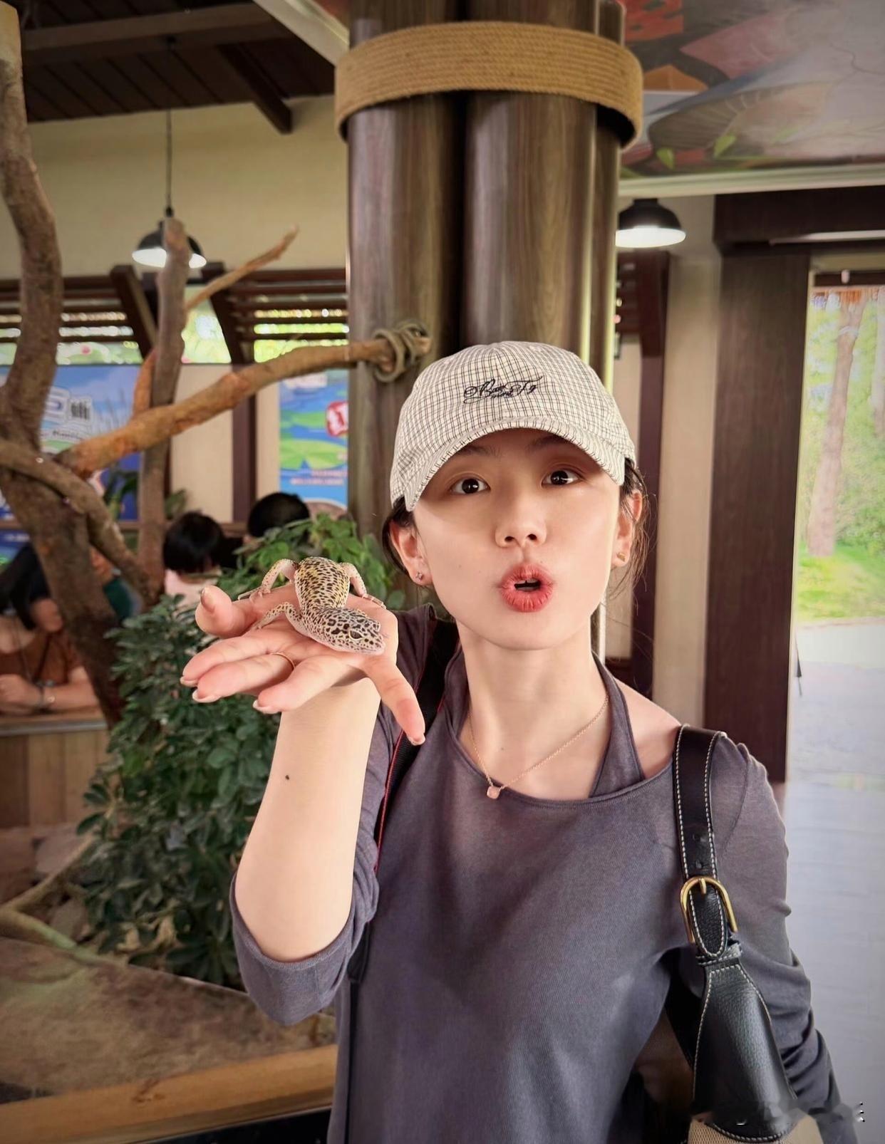 冯禧婚后首次晒出生活照片，画面里她和小动物同框，整个人的状态格外亮眼。皮肤白皙通透，眼神灵动鲜活，对着镜头表情俏皮可爱，丝毫没有疲态，满满的少女感扑面而来。褪去台前主持的干练感，私下里松弛柔和的模样，看着格外舒服，能感受到婚后平淡美好的日常。