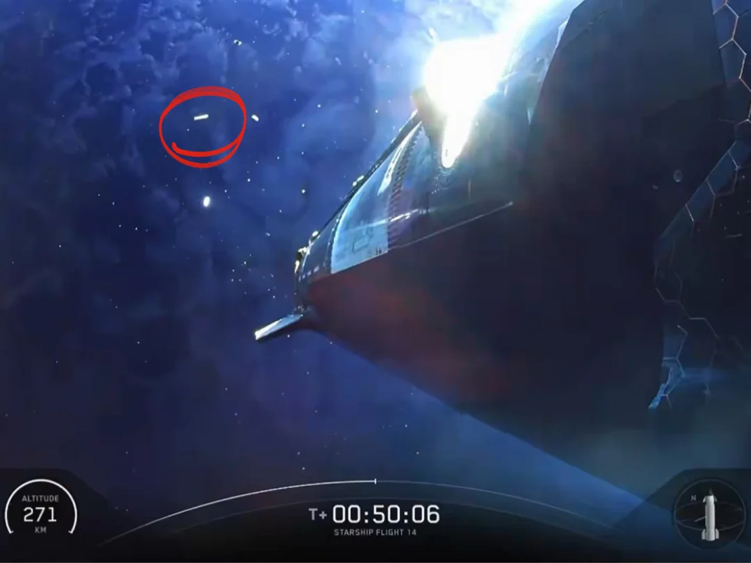 SpaceX星舰发射直播画面中，捕捉到一枚雪茄状UFO快速掠过镜头。它一闪而过，在太空背景里飞速穿行