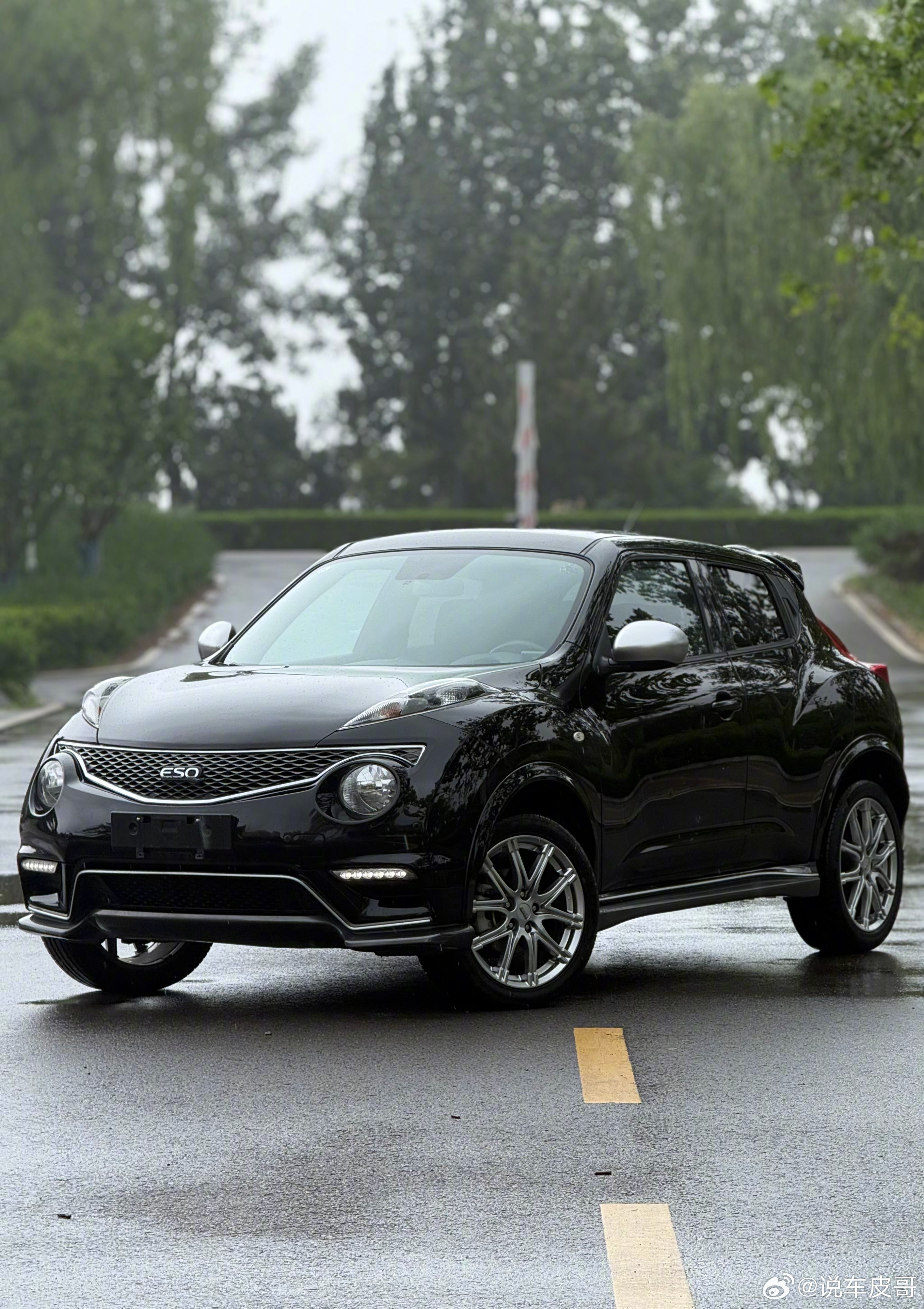 英菲尼迪ESQ，进口小型SUV，2014年进入国内，基于日产JUKE打造，造型特别有个性，圆润的车身配上独特的前脸设计，辨识度极高，开在路上基本不会撞款，当年就吸引了不少追求个性的年轻人。动力有1.6L自吸和1.6T涡轮两个版本，1.6T能输出200马力，配CVT变速箱，开起来平顺好上手；高配还带智能四驱，偶尔走个烂路也稳当。整车做工扎实，运动座椅包裹感不错，1.6L版本油耗也很省，日常代步很合适。不过这台车早几年已经停售，现在想买只能去二手市场碰碰运气。当年指导价18万到23万多，如今二手价格亲民不少，喜欢这种独特小众风格、又想要一台省心进口小车的朋友，可以留意一下车源。