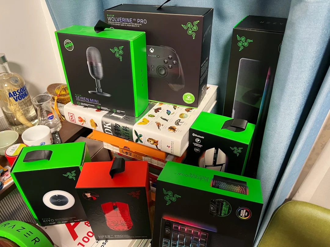 求推荐一个游戏外设的置物架，要能连包装盒也能一起放进去的，同时还要方便展示的，现