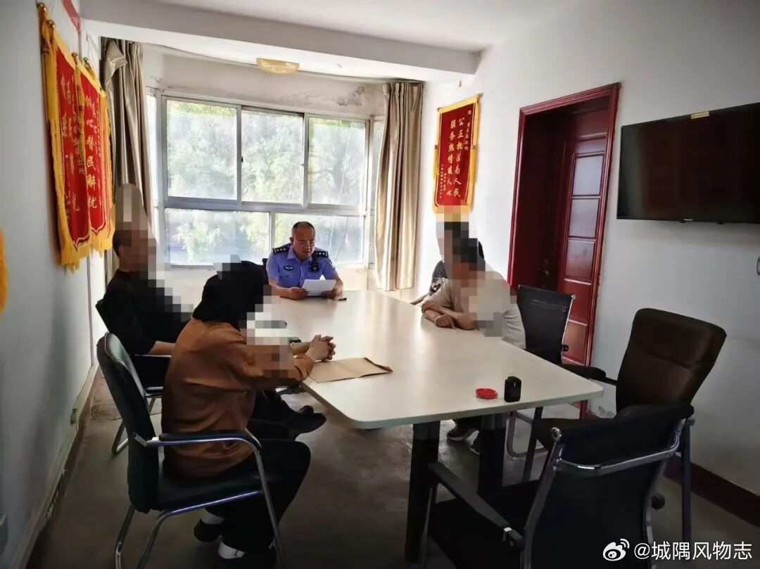 #网络文明陇风清##甘肃身边事##兰州身边事# 深耕枫桥经验 巧解邻里积怨——西关派出所成功化解顽固性停车邻里纠纷

近日，临夏市公安局西关派出所秉持新时代“枫桥经验”，成功化解一起长期反复、因停车挪车引发的顽固性邻里积怨，彻底消除辖区治安隐患，有效促进邻里和睦、辖区稳定。
据悉，辖区某老 ​