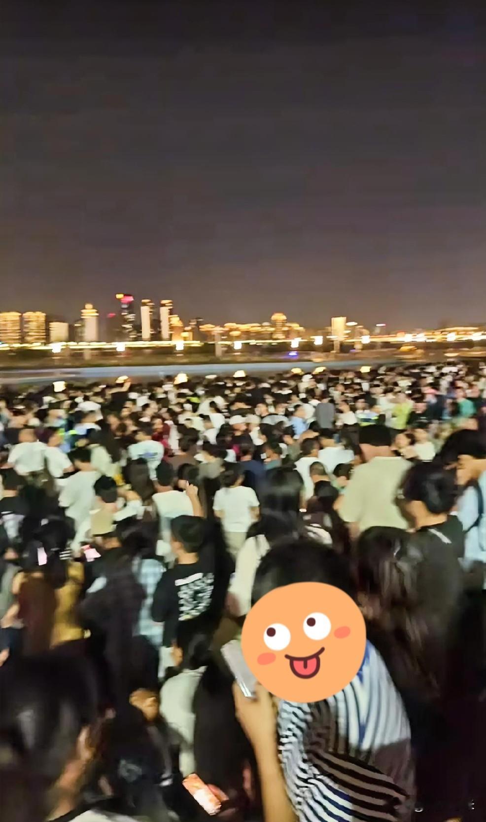 昨晚的秋水广场人从众𠈌。
原定的8点无人机表演一直延后到8：36分才开始。
伶伦制乐、八大山人笔墨、南昌舰、猎鹰战机，李渡酒、江铃汽车…光影依次铺开，很亮眼。
官方说以后每月都有固定场，节假日还会加开。
有人吐槽广告上了天，这有啥好吐槽的？展示咱们江西的自有企业不应该吗？你看了一眼这广告就吃亏了？亏