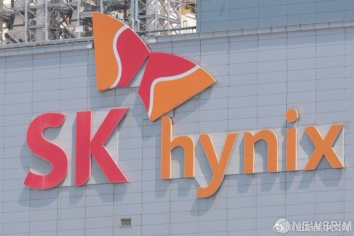 【美国加大支持力度推动SK海力士在印第安纳州建HBM工厂】#韩国[超话]# SK海力士28日表示，公司将在美国印第安纳州投资超过40亿美元建设高带宽存储器（HBM）先进封装生产基地。美国联邦政府、州政府、大学及地方政府将提供资金、税收、土地及基础设施等多方面支持。#NEWSPIM# ​