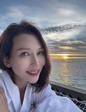 蔡少芬戴小儿子 去马尔代夫游玩，住私岛酒店水上总统别墅，海面网床看落日...