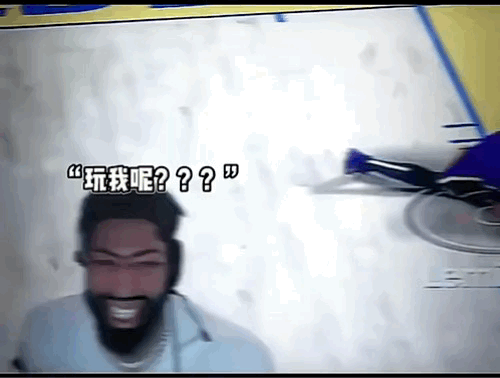 浓眉哥安东尼·戴维斯玩2K篮球游戏的时候，操控自己回防，高高跳起，来了...