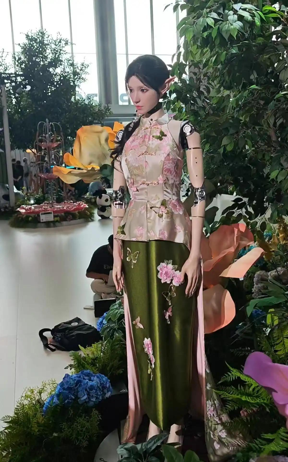 【#这些美女帅哥竟然是机器人##仿生硅胶皮肤机器人售价近百万#】
8月19日至23日，2026世界机器人大会在北京举办。
其中，优必选展台上的U1系列超仿生人形机器人成为现场最受关注的展品之一，其搭载仿生硅胶皮肤，可做出眨眼、皱眉等上百种微表情。
根据现场信息，U1半身Lite版售价11.98万元，全身Pro版 ​