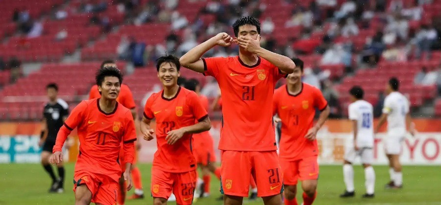 28年魔咒终于破了！U23国足3-0打服泰国，对方主帅赛后只夸了一个替补上场的中国人，半决赛韩国队正等着呢。
泰国主帅他瓦猜赛后站在发布会话筒前，没有找任何客观借口。他直言最让他难受的不是比分，而是下半场开场仅两分钟的那个丢球——蒯纪闻右路传中，皮球被解围后落到禁区弧顶，胡荷韬跟进一脚爆射破门，比分