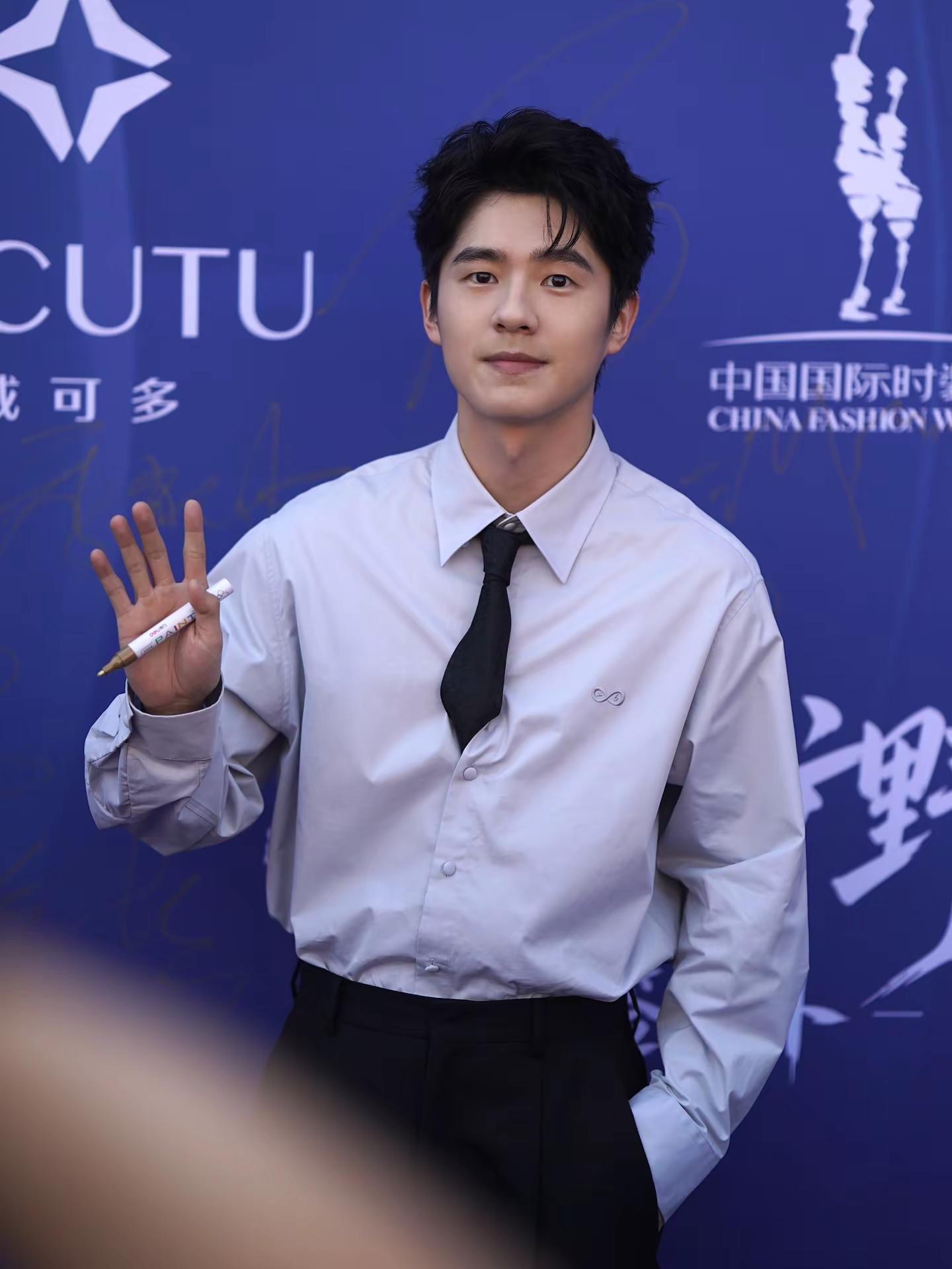 来看刘昊然 顺便预习一下秋冬穿搭刘昊然 看秀 西装穿搭 当你以为自己很潮来到时装周