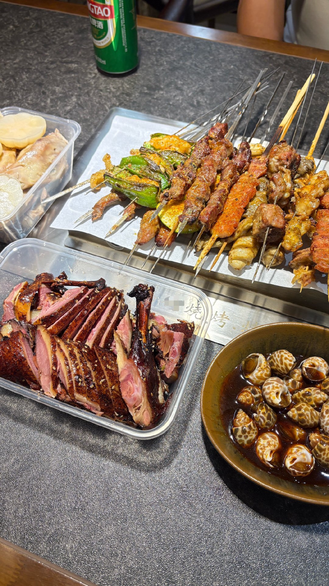 晚上好～大家吃晚饭啦吗？
我爸爸过生日喊我出去吃烧烤了[怒]
茉莉奶白新品这个有奶霜的好喝！但是别放时间久了[舔屏]时间久了会有烂苹果味[泪]
没有奶霜的味道好淡不推荐[加油]（依旧是小超人姐姐请喝的奶茶必须炫耀一下[么么哒][爱你][爱慕]嘿嘿） ​
