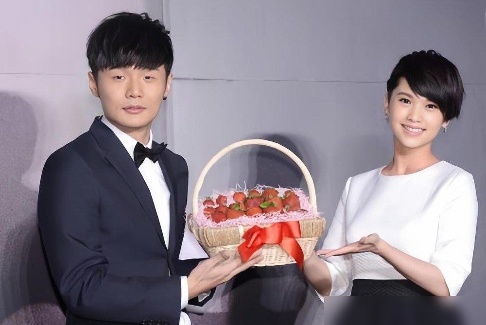 杨丞琳压根没想结婚，李荣浩直接买了套房，把证给“逼”出来了。
她自己巡演上说的，原计划就是谈个长久恋爱，没往领证那步想。结果李荣浩不声不响把房买了，扭头就求婚。计划全乱，人当场就答应了。
你看这操作，没商量，没铺垫，先把家给你钉死。昨天还在临沂连唱两晚，三个小时不带歇，转头又去给邓紫棋新歌当制作