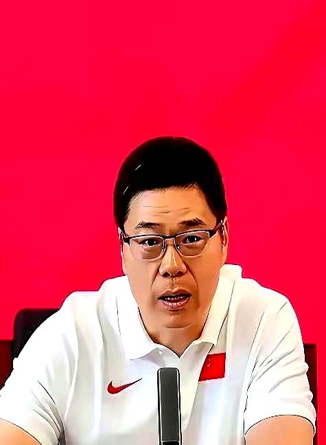球迷眼里的男篮最强阵容，大半连国家队门槛都摸不到。

林葳训练没听清换位回了句嘴，短训营直接没了名字。本土得分王郭昊文社媒发了句危险发言秒删，同样进不去。到了六月，赵睿和张镇麟名字直接消失。周琦因为夏天没跟队合练，教练组不愿让他空降打乱体系，亚运会干脆不带。徐杰伤病反复，徐昕得不到信任，撑到最后也是