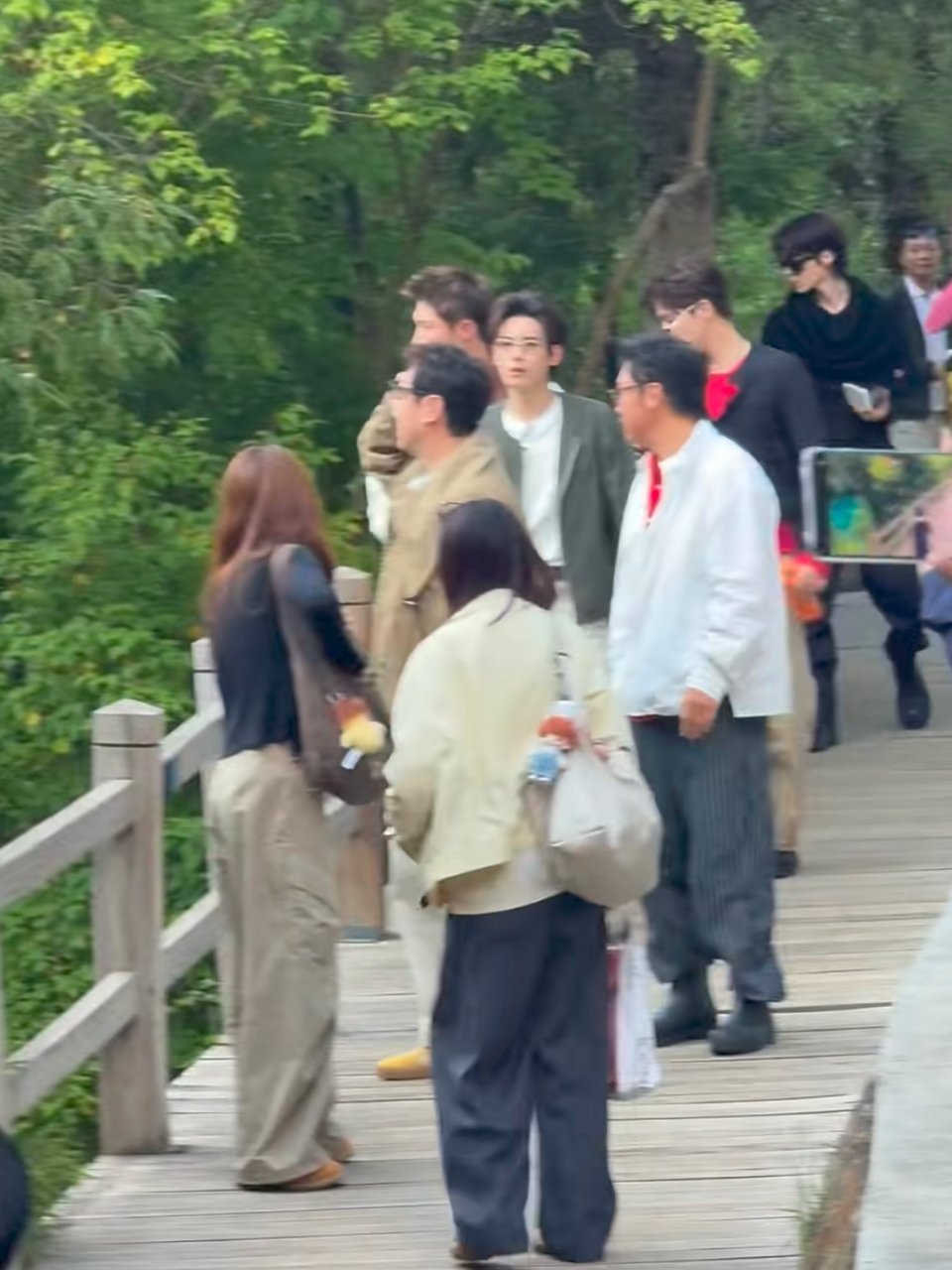现在就出发在九寨沟录制，现发团被好多游客偶遇咯。这样有种大家一起秋游的感觉耶，沈腾会不会秀出在龙餐馆的厨艺为现发团其他伙伴做美食吃呢？不过人气真的很高哎！更让人期待新一季现发的播出了！ ​