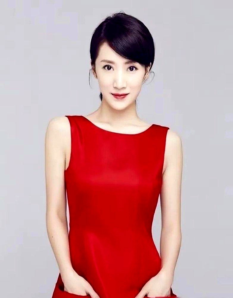 “海藻”和“宋思明”拍完《蜗居》后，整整9年没联系过。

直到李念去《我的体育老师》剧组探班导演林妍，才当面撞见张嘉益。这9年，张嘉益片约不断熬成了国民大叔。李念却在女演员最该往上冲的时候转身嫁人，跑海外定居生娃。现在她大女儿都14岁快一米六五了，母女俩站一块像姐妹。

再见面，张嘉益看着当年戏里跟