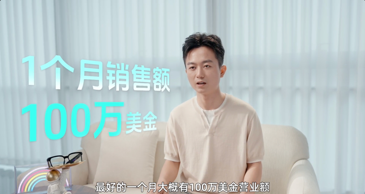 #00后侄子带80后叔叔勇闯美国##60美元深圳AI眼镜在美国卖爆# 一副售价60美元的AI眼镜，最初一个月只卖出5万美元，到了“黑五”期间却冲到近100万美元，变化不只是流量，更是团队在TTS上不断听用户反馈，开关机麻烦，就改成自动开机；携带不方便，就做折叠设计，新品牌出海，很多时候不是先找到标准答案 ​