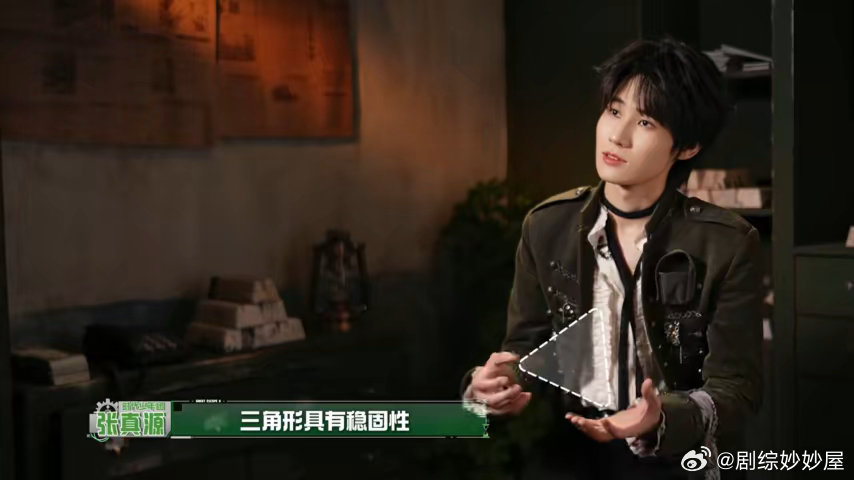 #张真源叫的太厉害吓到娜扎##娜扎被张真源叫声吓到#
密室的惊吓源直接跑偏，NPC还没出来制造恐怖感，队友的尖叫先上线，张真源穿透力超强的喊声一出，娜扎紧跟着尖叫，上演队友内部互相惊吓的搞笑名场面[哈哈]。 ​