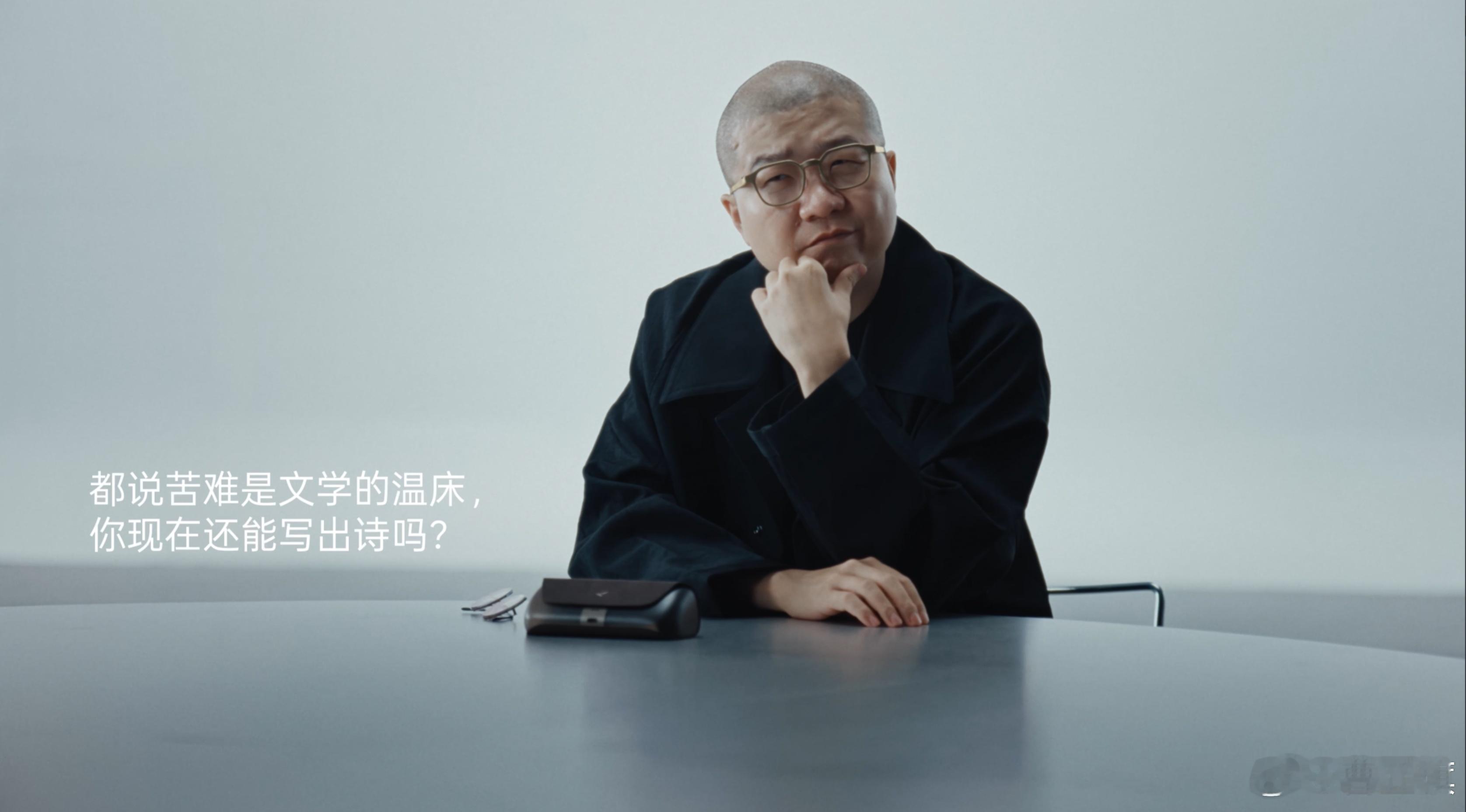 #柯洁指导AI下棋# 智能信息提示就一定要听从么？起码对于棋手柯洁来说，这个答案是否定的：iO智能眼镜从科技角度给出信息提示，但柯洁会用棋手的直觉判断下一步，AI并非替他做决定的工具。所以，我们才能看到一边听题一边研究棋局的柯洁，这绝佳的松弛感，也是造就柯洁在围棋世界里王者地位的原因之一 ​