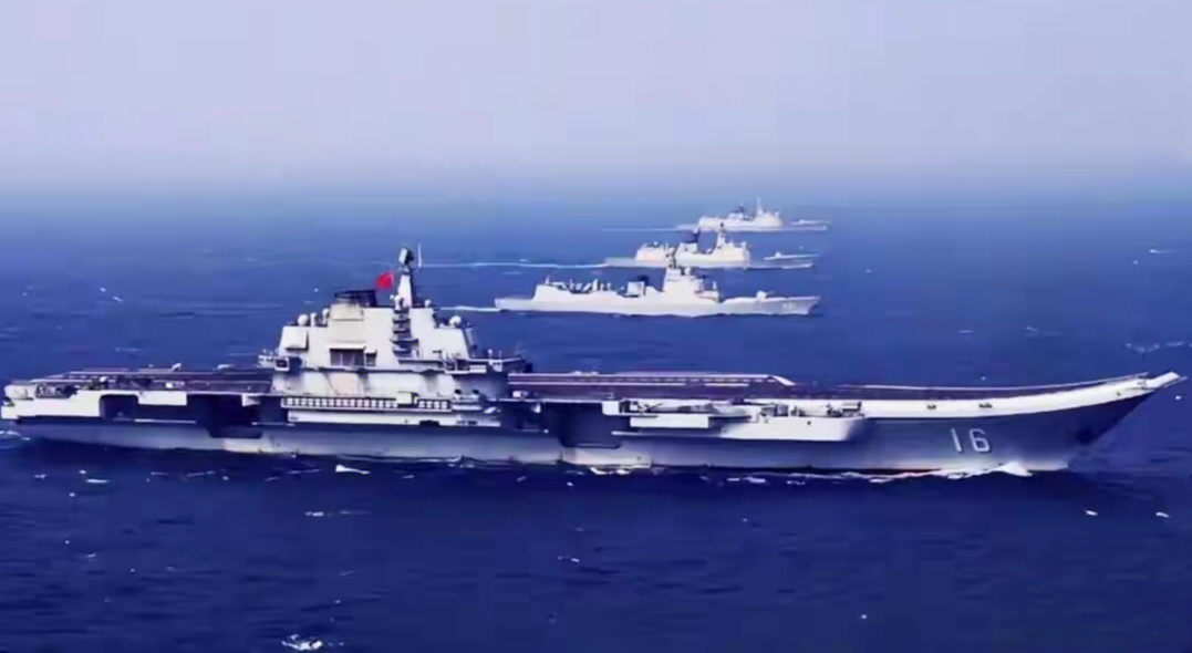 辽宁舰强势南下！三航母亮剑南海，彻底破局美日九国军演
 
近期，辽宁舰编队穿越巴士海峡进入南海，携055、052D主力战舰压阵，舰载机整装待发。
 
与此同时，美日主导的“利剑-27”九国联合军演高调开启，集结六万兵力，把反舰火力部署至紧靠台海的与那国岛，企图靠多国声势，将东海、台海局势国际化，加固