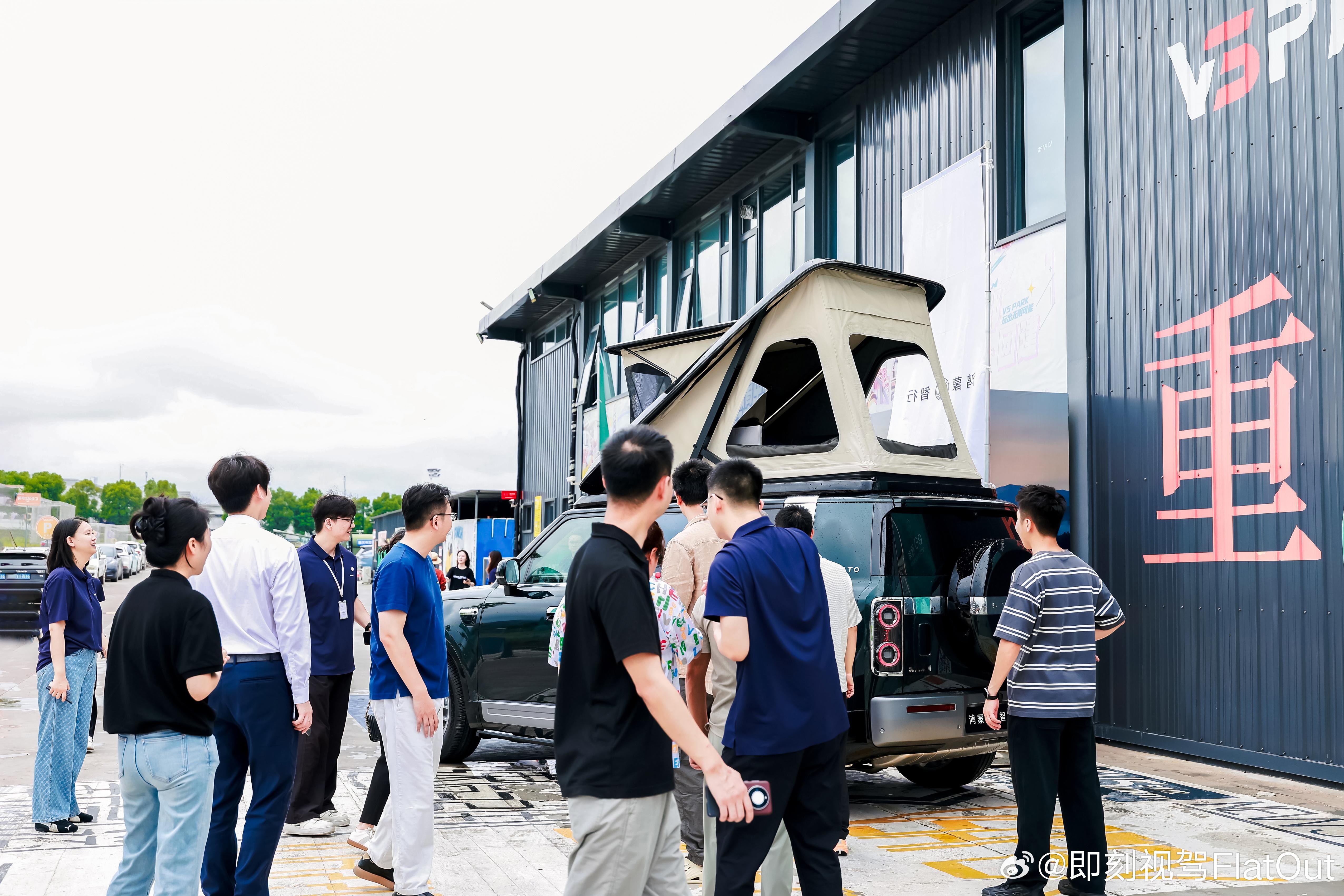 #享界G9试驾排队排麻了#
我这样说吧，享界G9全国门店试驾预约爆满，周末长时间排队估计就是常态。据说，多地门店试驾档期已经排至1‑2周之后。

这台车我深度试驾过，具备爆款的潜质源于42‑55万价位“科技豪华+方盒子越野”稀缺产品定位，所以大量路虎、BBA豪华燃油增换购用户集中到店

门店排队代表 ​