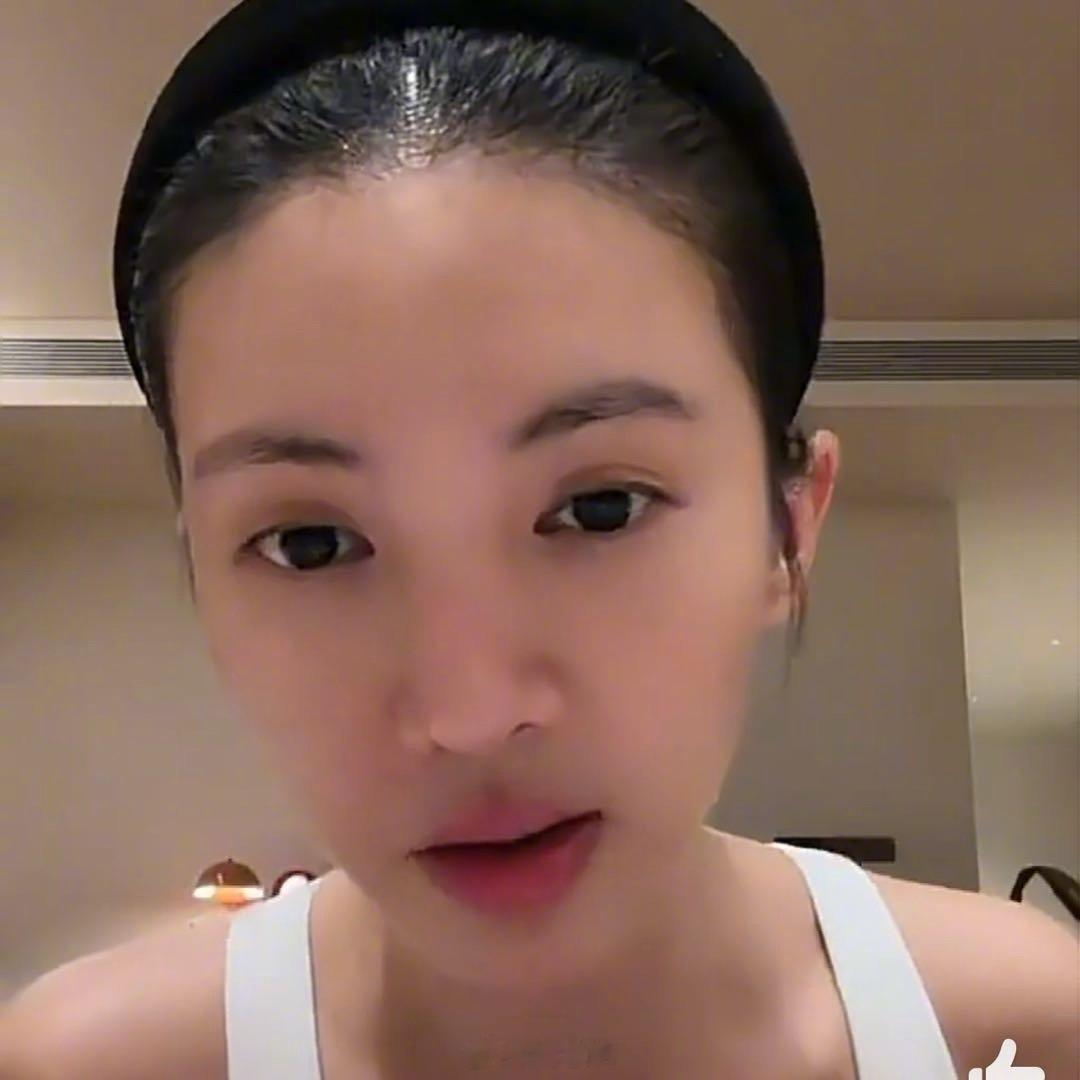 金晨问李一桐把钱借给谁了

真的被金晨和李一桐之间的闺蜜感狠狠戳中。直播中金晨聊起好友，透露两人前不久才联系，还忍不住追问李一桐究竟把钱借给了谁，无奈感慨对方性子太过心软实在。

早前李一桐自曝曾被骗走六七位数，吃过不小的亏，也难怪好朋友一直放心不下，带着操心去打探情况。

这种不用客 ​