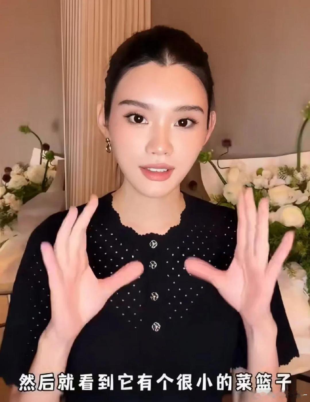 36岁奚梦瑶给4岁女儿买巴掌大爱马仕配成亲子包，直呼这是近期最甜蜜的时光，网友却吵翻：娃要的是1块5贴纸不是几万块的包 ​
