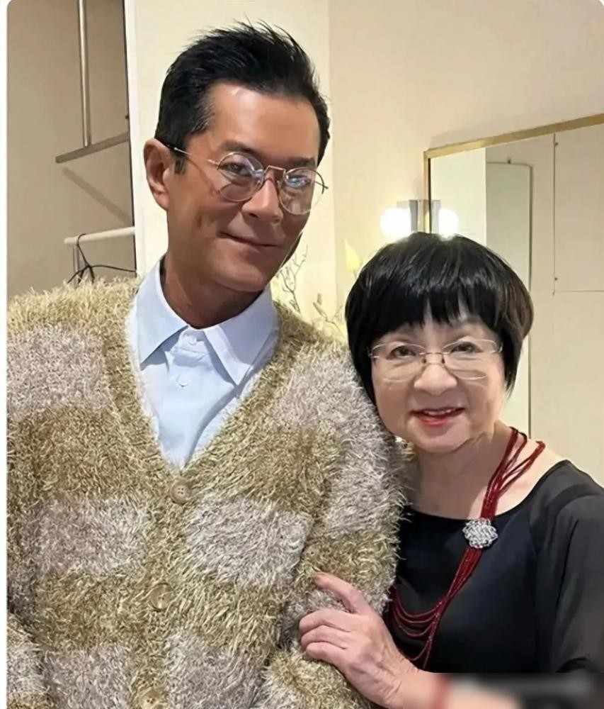 古天乐被追问不娶宣萱。 
宣萱说，她拍戏时看上的是徐飞。 
不是古天乐。 
这话一出来，在场的人都愣住。 
外人觉得他俩配，当事人把心动归给了角色。 
你替人家着急，人家心里早分好了。 
宣萱说古天乐私下待她不一样。 
哪不一样？她没说透，但意思到了。 
戏里心动是徐飞的，戏外相处是兄弟的。 
这不