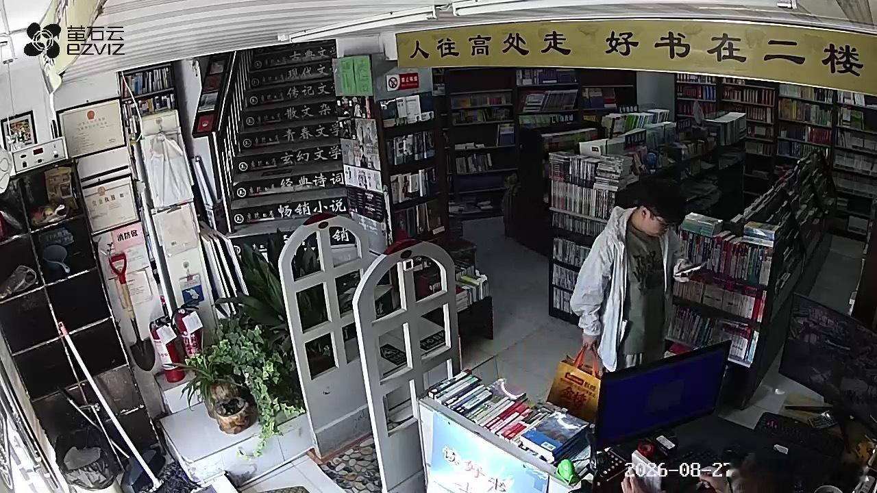 大一新生拎着新联想电脑来买书，我问他手机选了什么品牌，他扬了扬手中的苹果17promax，自豪地说了声“苹果”。我夸他很识货，他害羞地说别人都说买滑围爱锅。我马上告诉他，买进口品牌会向郭嘉多交一份进口关税，买多交税的苹果才是真爱锅，那些说买锅货爱锅的人都是不懂税法的DSB，让他以后不要在意D ​