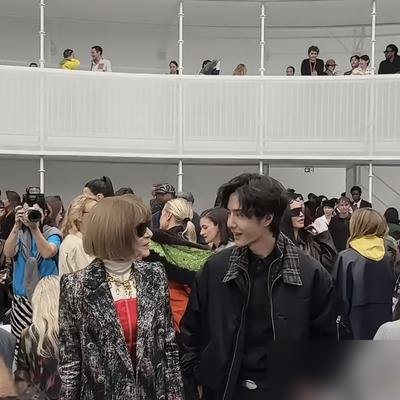 王一博坐头排，左边安娜·温图尔，右边罗意威全球CEO。他不递话，不尬聊，就那么安静看秀。旁边人举着手机拍他，他连眼神都不带斜一下。
就这做派，放别人身上叫“耍大牌”，放他身上，圈里人管这叫“高级”。
想想也是，三天前他刚在耐力赛拿了个GT3组别冠军，个人第四块赛车金牌。赛后采访还因为剐蹭跟对手道