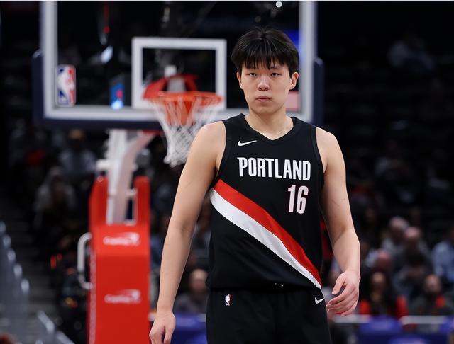 4分6板1帽！详解杨瀚森立足NBA的3大核心提升方向
 
近期NBA季前赛，杨瀚森对阵国王替补出战12分钟，交出4分6篮板1助攻1盖帽的扎实数据，虽得分不炸裂，却清晰展现出他立足NBA的潜力与短板。结合多场季前赛真实数据，能精准看出他想要站稳联盟轮换，必须针对性补