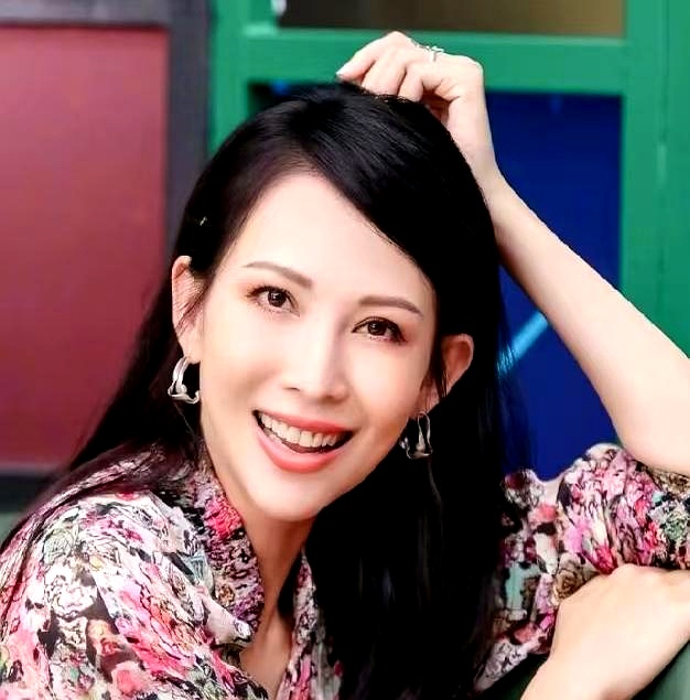 主持人兴冲冲去采访蔡少芬，推开门一看才80来平，当场愣在原地，脸上的表情差点没绷住
 

在很多外人眼里，身家丰厚的大明星挤80平未免寒酸，可放在香港核心地段，这套值几千万的房子就是实打实的“千尺豪宅”
 

蔡少芬一点不觉着局促，领着张晋和三个娃在屋里挤得热热闹闹。普通人挤二三十平也是过，她小时候