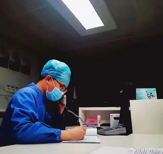 #医生值夜班能否睡觉引热议# 一边是连轴转累到虚脱的白衣天使，一边是焦急求医的家属。有人觉得打个盹是人之常情，有人却认为在岗就得时刻清醒。但你细品，真正刺痛大家的根本不是那几分钟的合眼，而是背后无法言说的无奈和紧绷的医患信任。怕医生睡得太沉耽误抢救，也怕医生连轴转累垮身体。这场争论 ​